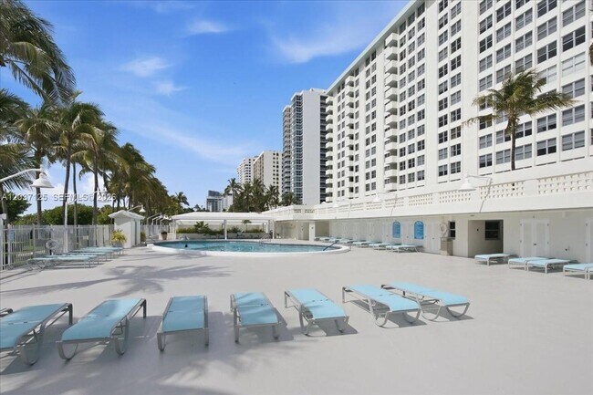 Building Photo - 2899 Collins Ave