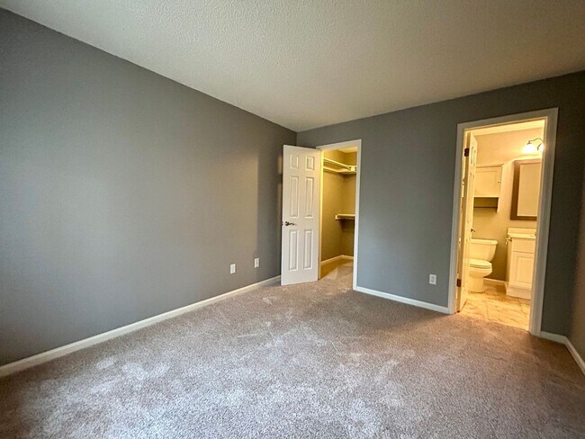 Building Photo - 6054 Gunbarrel Ave