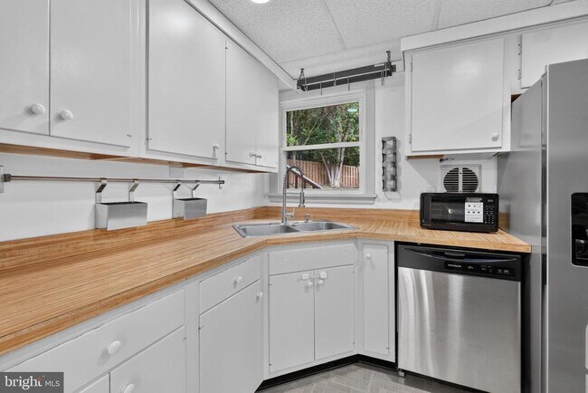 Building Photo - 7027 Jefferson Ave