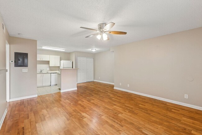 Building Photo - 1/1 Condo in Gated Lakefront Community of Altamonte Springs!