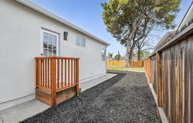 Building Photo - Charming 2 bedroom, 1 bathroom house