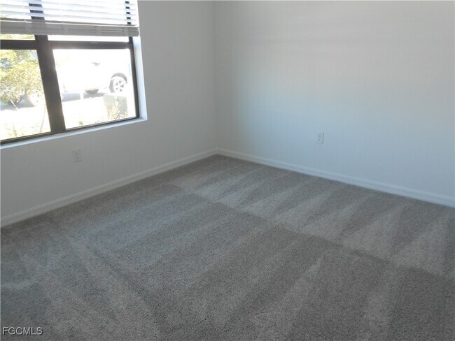 Building Photo - 623 Lakeside Oasis Ave