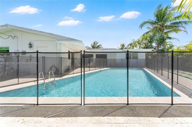 Building Photo - 1089 NE 110th St