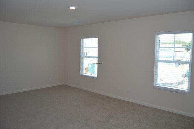 Building Photo - Available Now! Move in Ready!