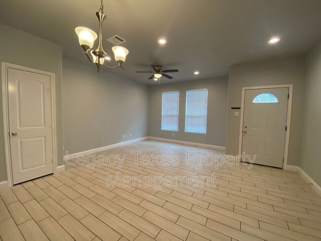 Building Photo - 301 E Willingham St