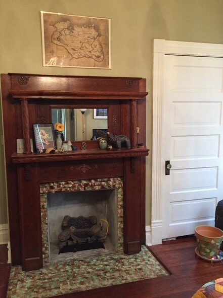 Gas fireplace 2 - 916 Scott St