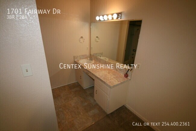 Building Photo - 1701 Fairway Dr