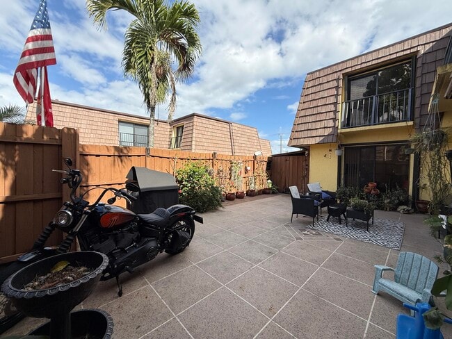 Building Photo - 1021 Springdale Cir