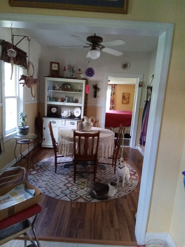 Building Photo - Cute Cottage overlooking Downtown Lansing - Walk to Stores, Park & Creek!