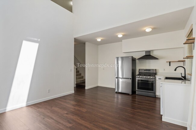 Building Photo - Newly Updated 2 Bed/2 Bath Home in Private...
