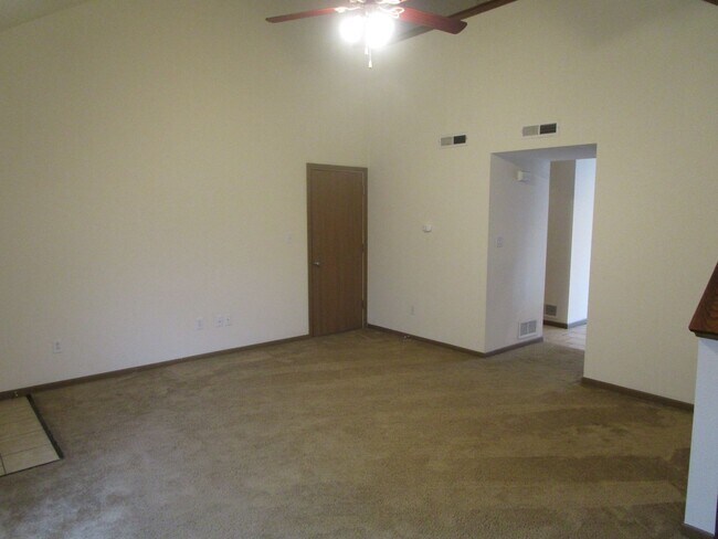 Building Photo - 605-607 Glenstone Dr.