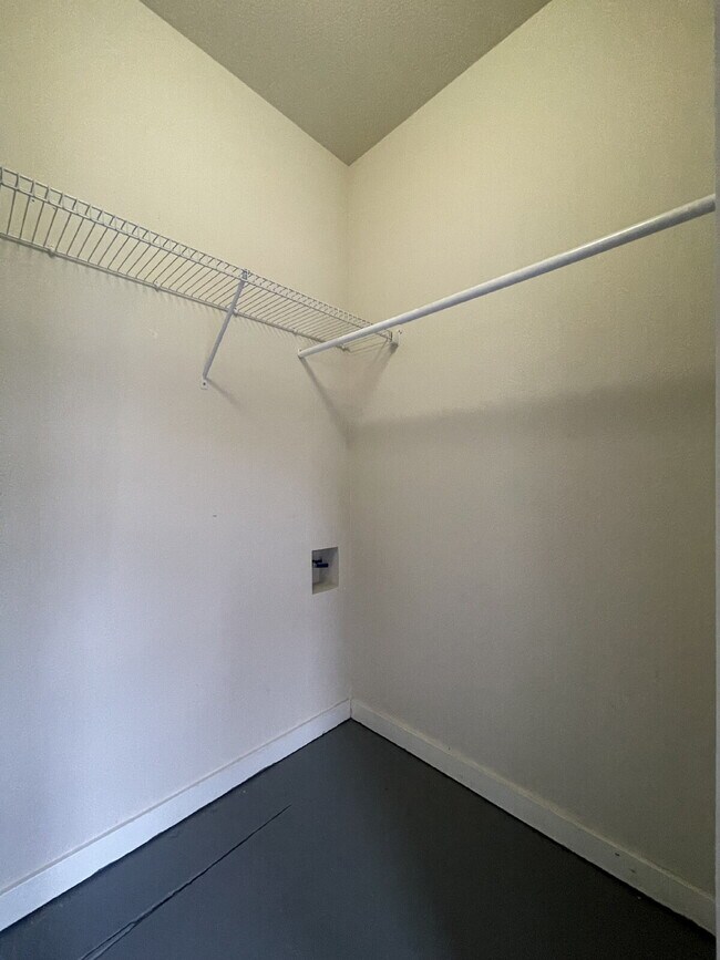 Building Photo - 1 Bedroom, 1 Bathroom Condo with Modern Kitchen and Hardwood Floors