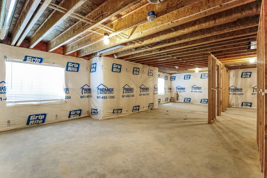 Building Photo - 2363 Spring St