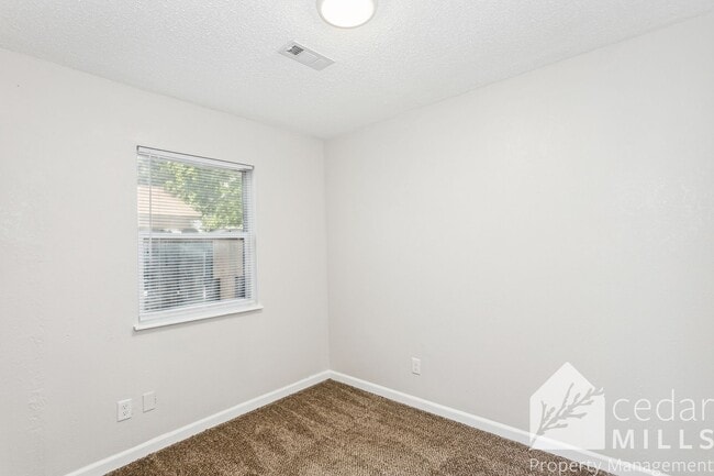 Building Photo - 2 bedroom home, GET 1/2 OFF 1ST MONTH!