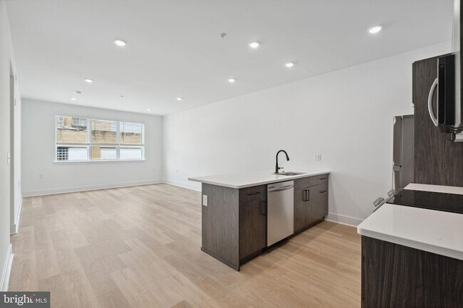 Building Photo - 1419 W Grange Ave