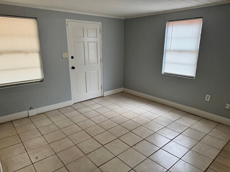 Building Photo - 1214 Gillespie Ave