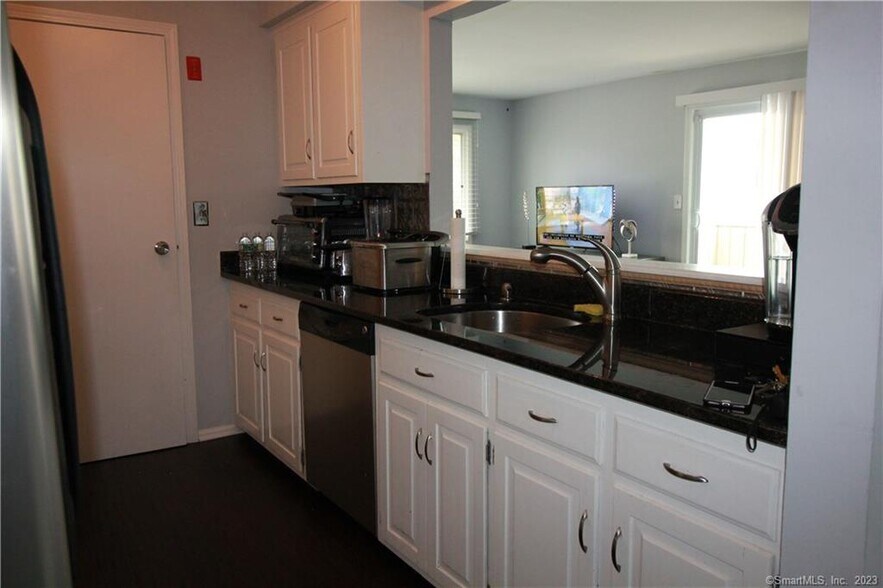 Galley Kitchen - 183 Livingston Pl