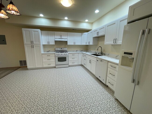 Building Photo - 2128 Freund St