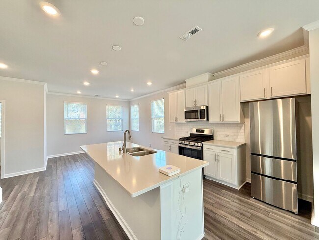 Building Photo - Stunning 3BD, 2.5BA Raleigh Townhome with ...