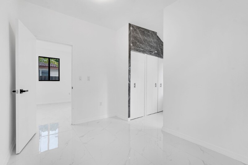 Building Photo - 972 SW 44th Ave