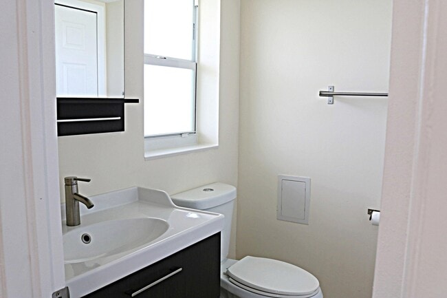 Building Photo - 230 NE 26th Ave