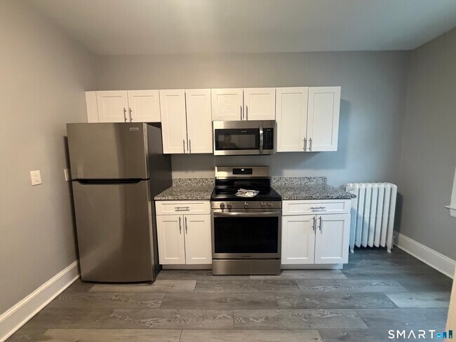 Building Photo - 800 Farmington Ave