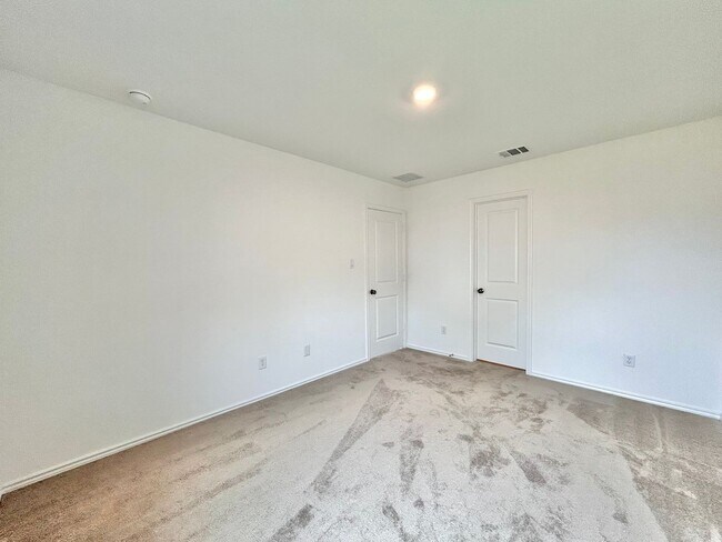 Building Photo - Charming 3/BR 1/BA Home with Spacious Back...