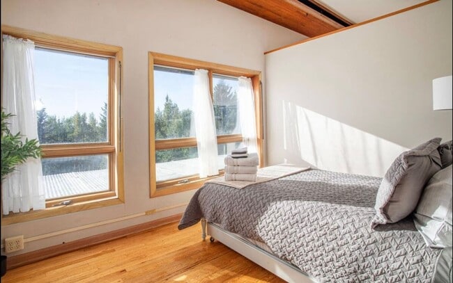Building Photo - Beautiful, secluded 3 bedroom home for rent