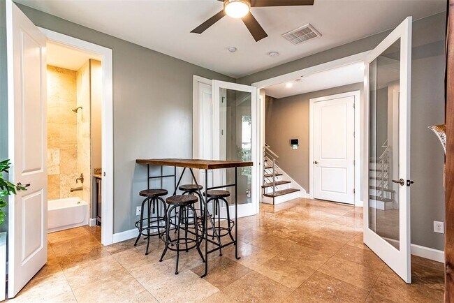 Building Photo - 2510 Chenevert St