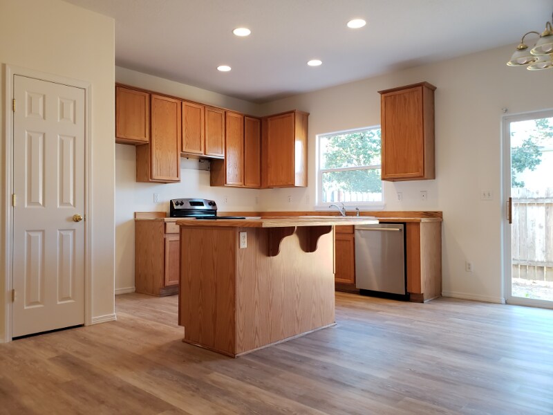 Building Photo - 18579 SW Takena Ct