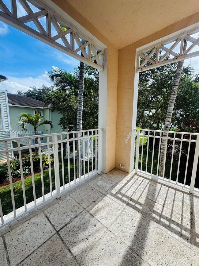 Building Photo - 364 NE 25th Pl