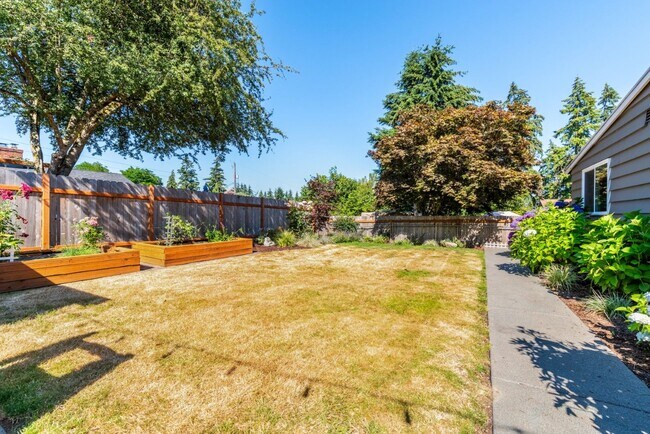 Building Photo - 4bd/1.75ba Shoreline Home