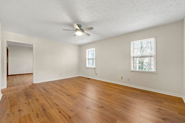 Building Photo - 131 McWhirter Pl