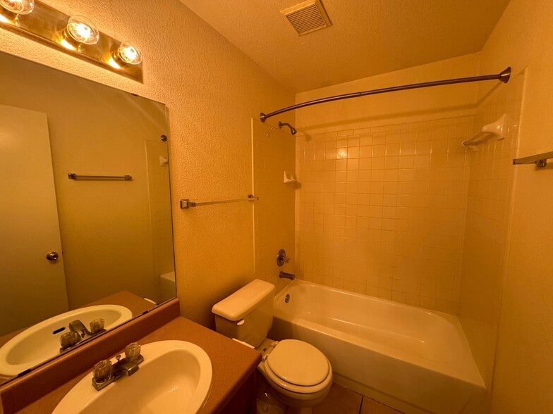 Building Photo - 1104 Leslie Cir