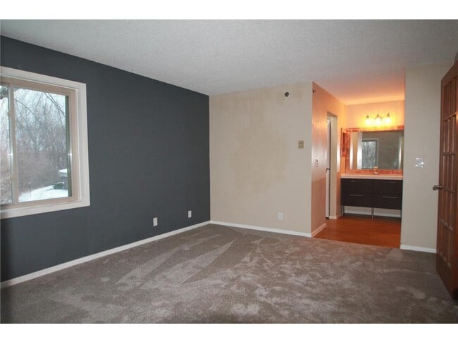 Building Photo - 2160 Ridge Dr