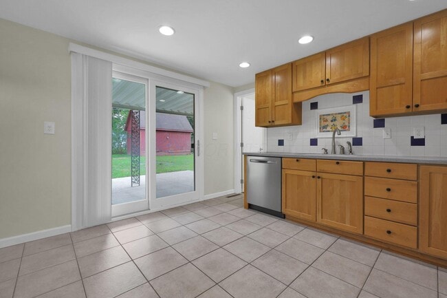 Building Photo - 470 Amesbury Dr