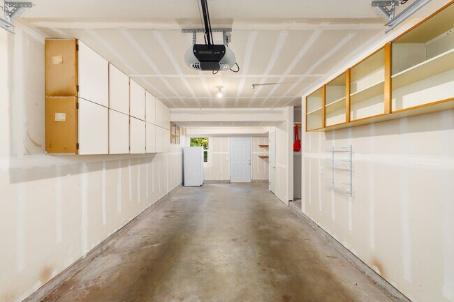 Building Photo - Wonderfully Maintained 2 Bedroom Townhome ...