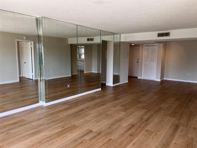 Building Photo - 1120 N Shore Dr NE