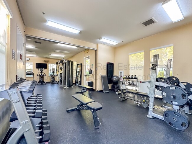 Building Photo - 110 Heligan Ln