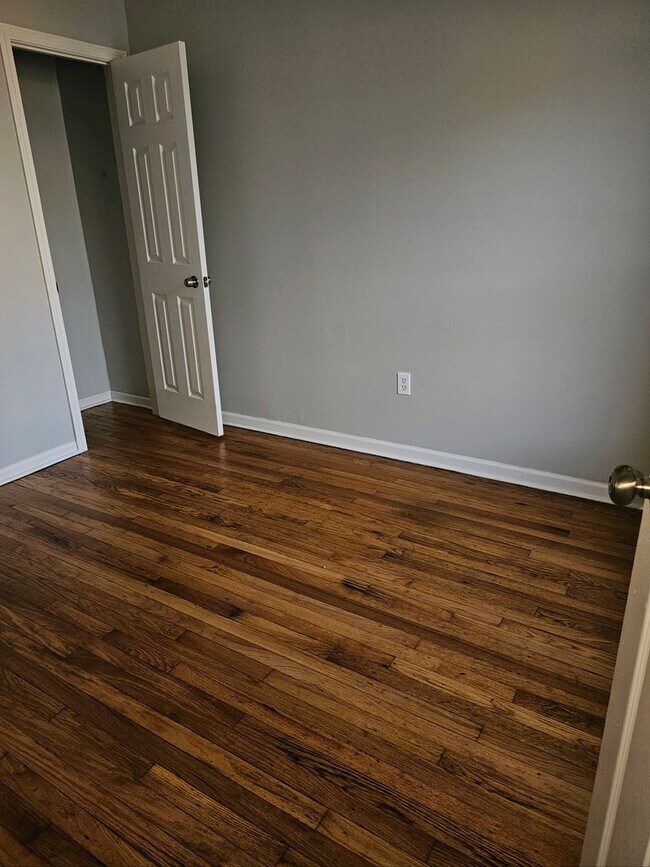 Interior Photo - 634-640 N Lamon