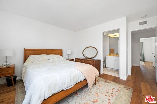 Building Photo - 27912 Ridgecove Ct N