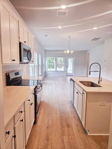 Building Photo - 101 Bluebell Way