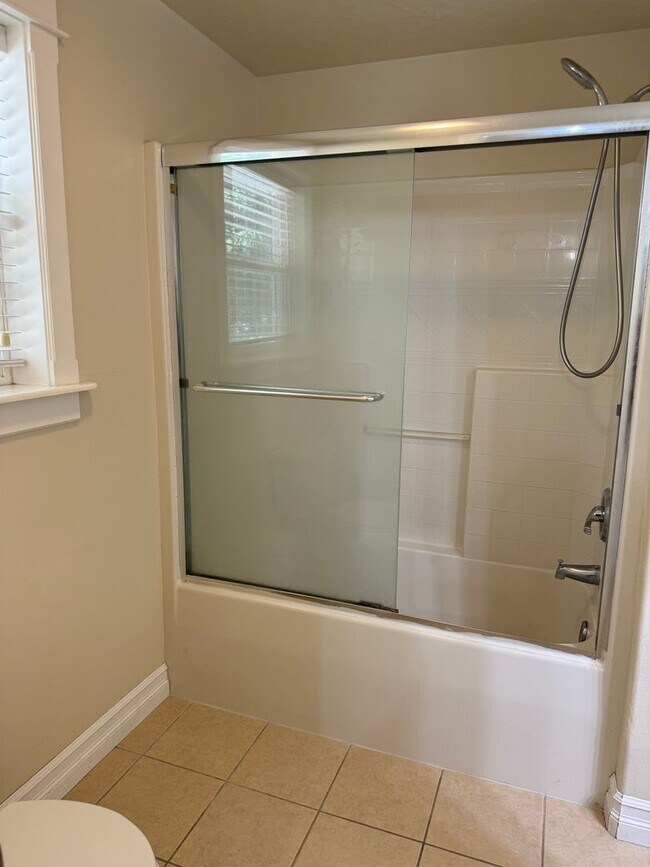 Building Photo - Beautiful large house in the South Hills!