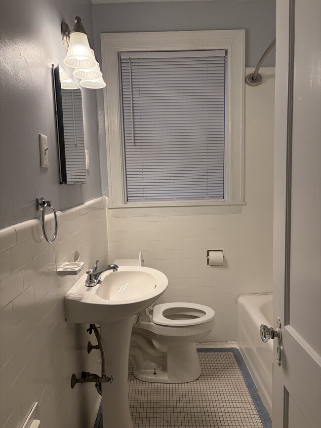 Building Photo - 1556 Virginia St E