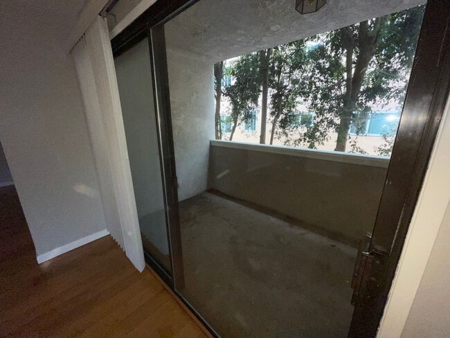 Building Photo - $2750 LARGE 2 BEDROOM CONDO NEAR 4TH ST. W/ PARKING