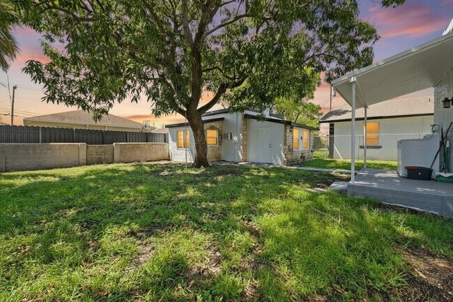 Building Photo - Charming 3-Bedroom Home in Miami - Comfortable Living in a Prime Location