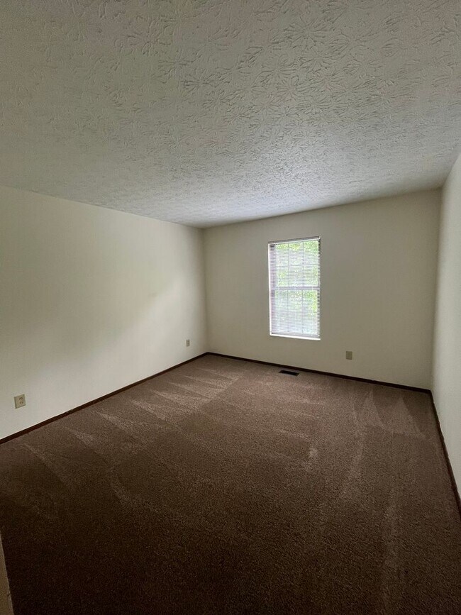 Building Photo - Creve Coeur Lane
