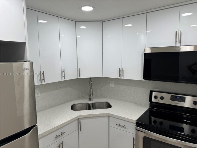 Building Photo - 606 W 81st St