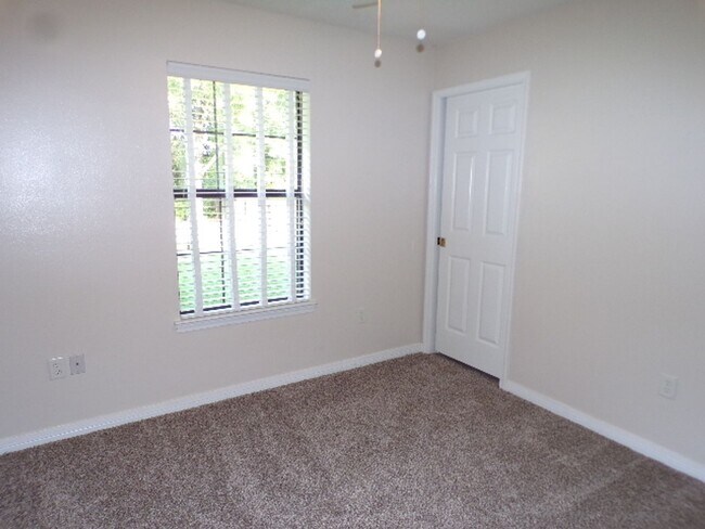 Building Photo - Beautiful 4-Bedroom Home - Heather Oaks