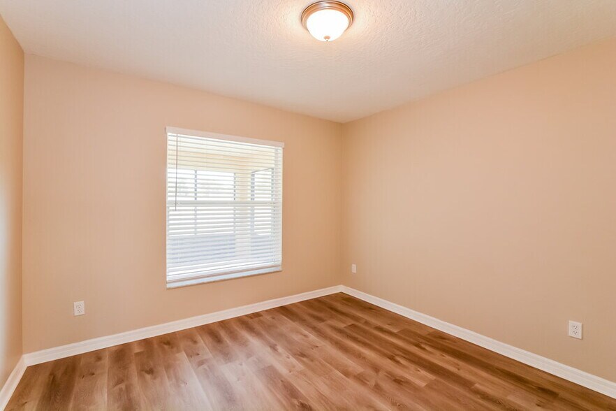 Building Photo - 2701 Athens Dr